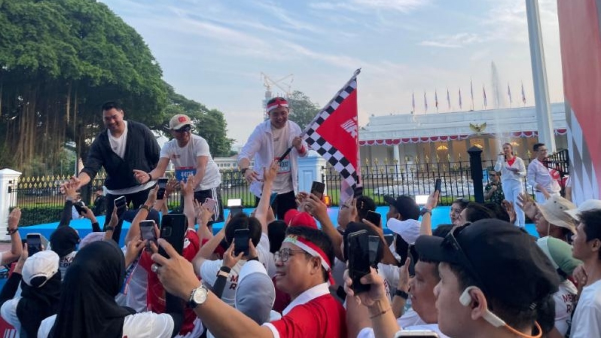 Langit Jakarta Bergemuruh, Dua Jet Tempur 'Kawal' Peserta Lari Merdeka Run 8.0