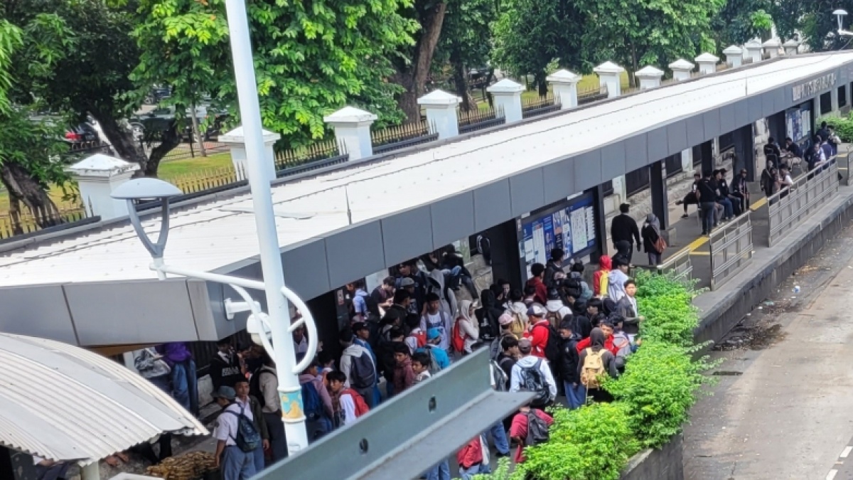 Stasiun Palmerah Mencekam Imbas Demo DPR Ricuh: Penumpang Terlantar 3 Jam, Jalur KRL Ditutup Total