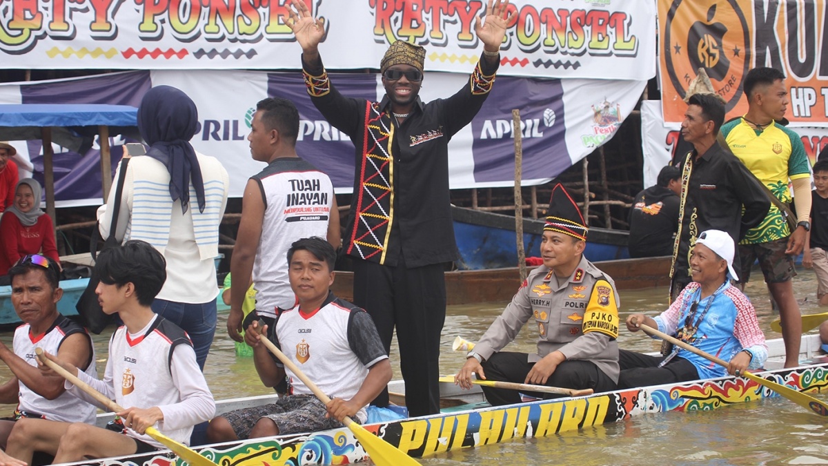 Senangnya Rapper Melly Mike Naik Pacu Jalur, Susuri Sungai Kuantan