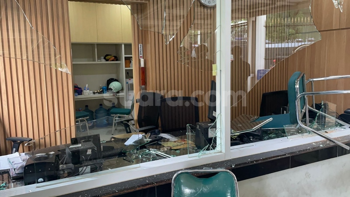Demo di DPR Kian Memanas, Satu Pos Penerimaan Tamu Rusak dan Satu Motor Dibakar Massa