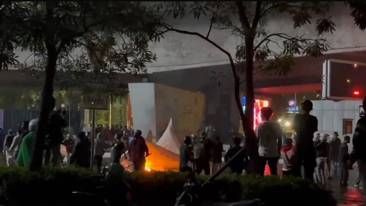 Demo di DPR Berakhir Ricuh, Pos Polisi di Slipi Dirusak Massa, Tenda Aparat Dibakar