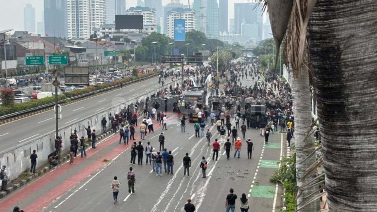 Polisi Pukul Mundur Massa Pendemo 25 Agustus di DPR, Emak-emak Melawan: Rakyat yang Berkuasa!