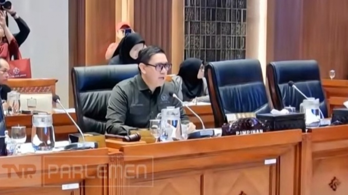 Dave Laksono Tegaskan Rapat Tak Goyah: Suasana Panas di Luar, RDPU RUU Penyiaran Tetap Khidmat