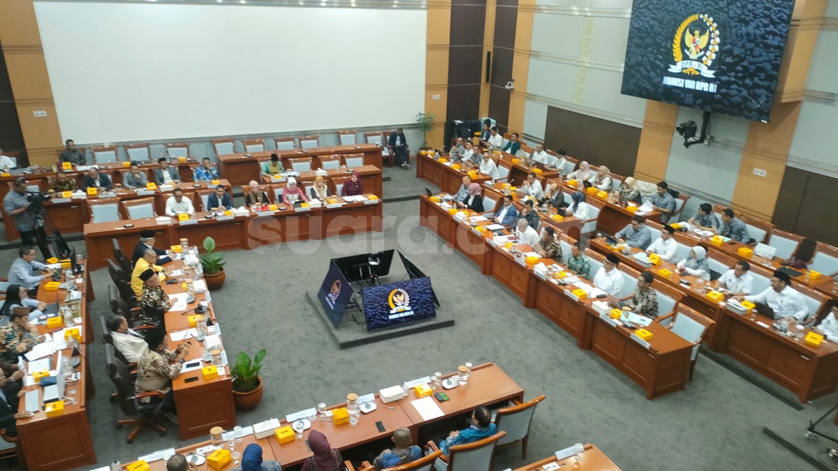 Demo di Depan Gedung DPR 'Membara', Sementara Anggota Dewan Masih Aktif Gelar Rapat