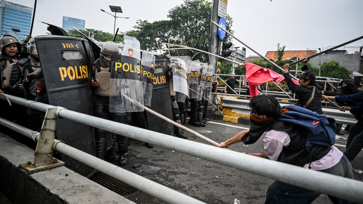 400 Pendemo di DPR Ditangkap dan Jurnalis Dipukul, Lokataru: Polisi Jadi Simbol Musuh Rakyat!