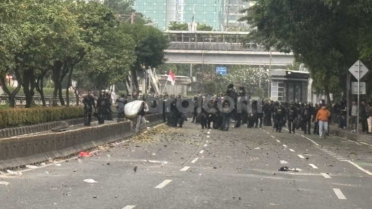 Tolak Bubar! Massa Aksi 25 Agustus Pecah Tiga Titik, Kuasai Tol Dalam Kota