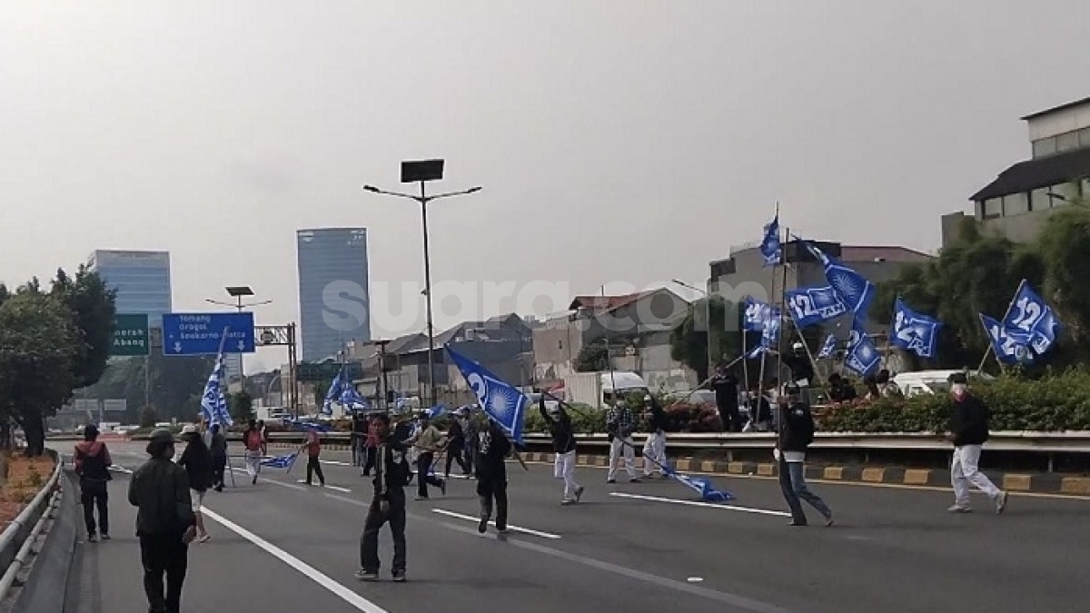 Demo 25 Agustus Memanas, Massa Anak STM Meluber ke Tol Demi Jebol Gedung DPR: Ayo Maju!