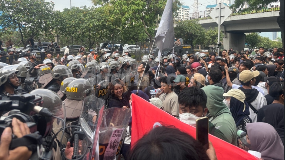 Polisi Membabi Buta! Wartawan yang Liput Aksi Bubarkan DPR Dipukuli
