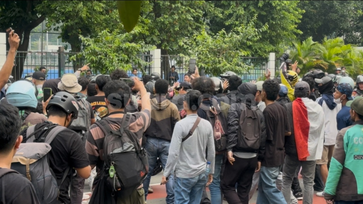Tercecer dari Gerombolannya, Polisi Bermotor Disoraki Demonstran Bubarkan DPR