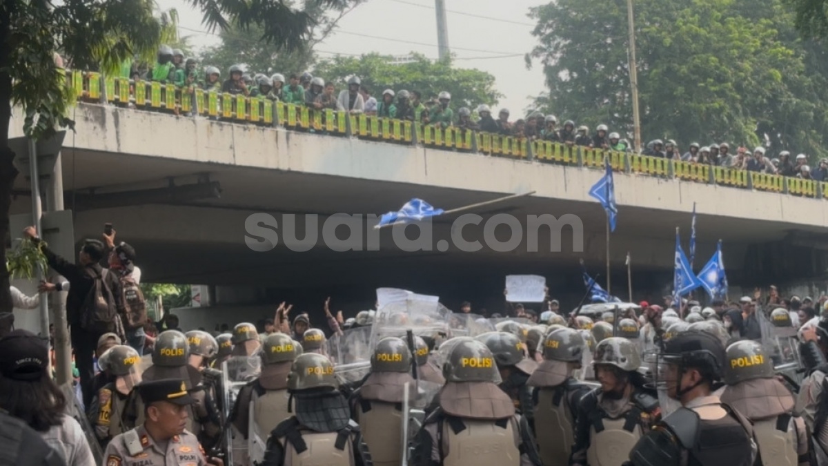 Massa Aksi Bubarkan DPR Jebol Blokade Lewat Tol, Polisi Dihujani Bambu