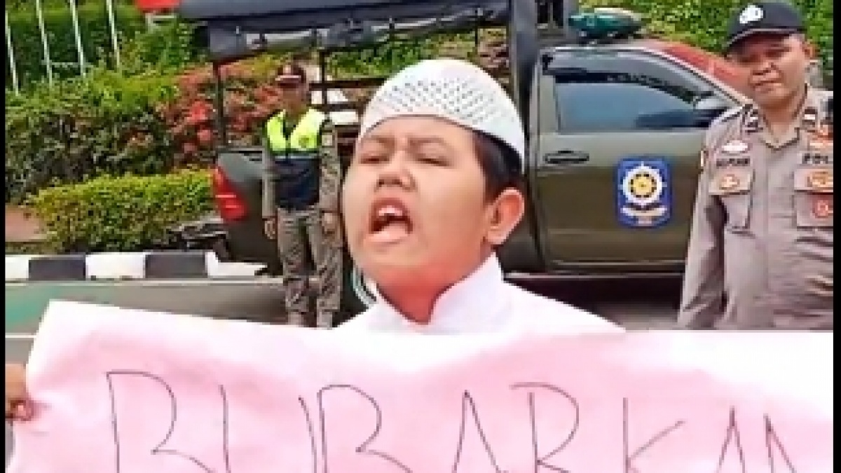 Berpeci dan Tenteng Poster Bubarkan DPR, Orasi Badru Kepiting Bikin Pendemo-Polisi Terhibur!