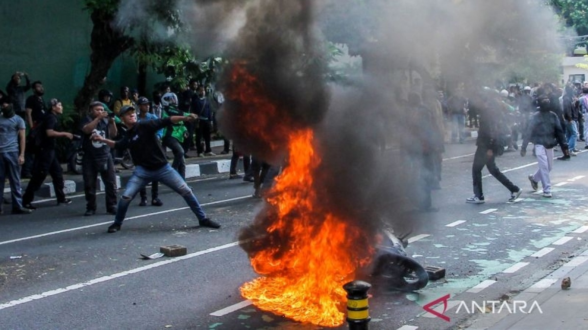 Keos! Asap Hitam Kepung DPR, Mahasiswa Bakar Ban-Lempar Botol, Polisi Balas Tembakan Water Cannon