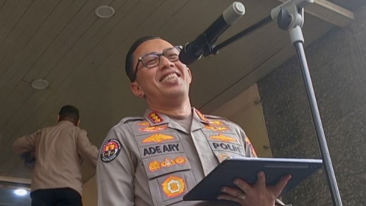 Pegang iPhone 17 Pro Max Saat Jumpa Pers, Brigjen Ade Ary Tuai Pro-Kontra di Media Sosial