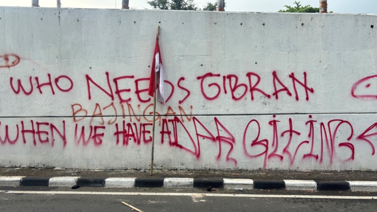 Demo DPR Ricuh: Tembok Dihajar Tulisan 'Who Needs Gibran' hingga Sindiran Gaji Dewan 'IQ Jongkok'!