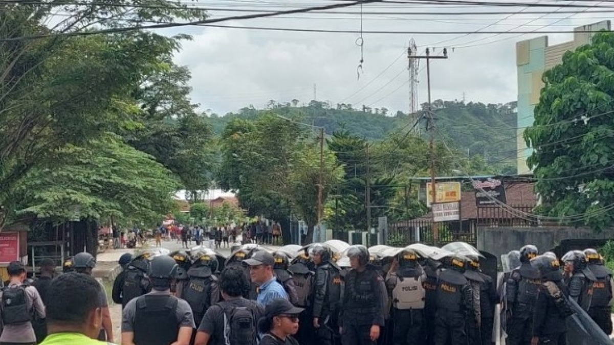 Sorong Memanas: Massa Bakar Ban, Blokade Jalan, Tolak Pemindahan 4 Tahanan Makar