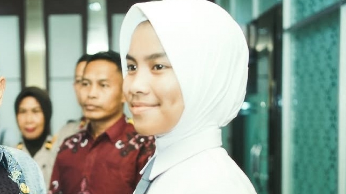 Pengorbanan Paskibraka Alika: Tak Bisa Dampingi Ayah, Kini Persembahkan Prestasi di Makam