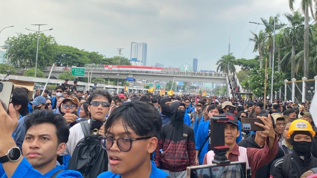 Usai Buruh, Giliran Mahasiswa Geruduk Gedung DPR: Lempar Botol hingga Teriak Revolusi!