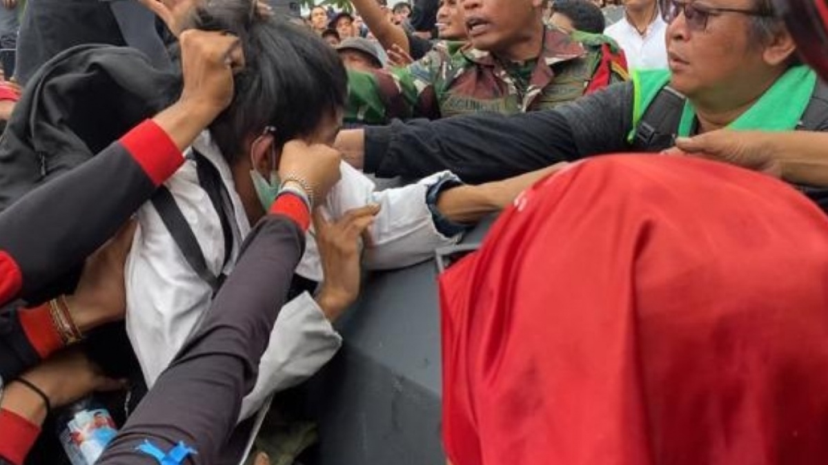 Berakhir di Tangan Massa, Komplotan Copet Bonyok Dihajar Warga di Halte TransJakarta Buaran