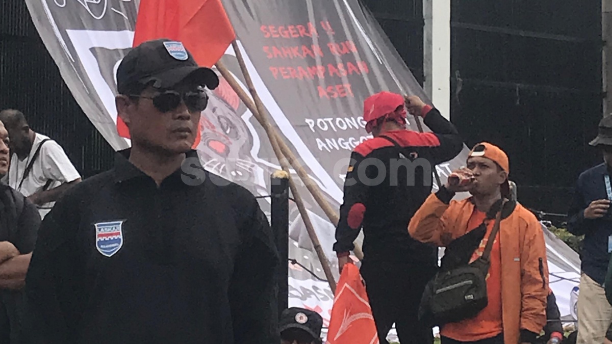 Tikus Berdasi 'Hantui' Gedung DPR! Buruh HOSTUM Bawa Spanduk Paling Nyelekit
