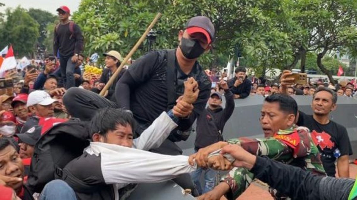 Nekat Nyopet HP di Tengah Aksi Buruh, Pria Ini Diamuk Massa hingga Muntah-muntah