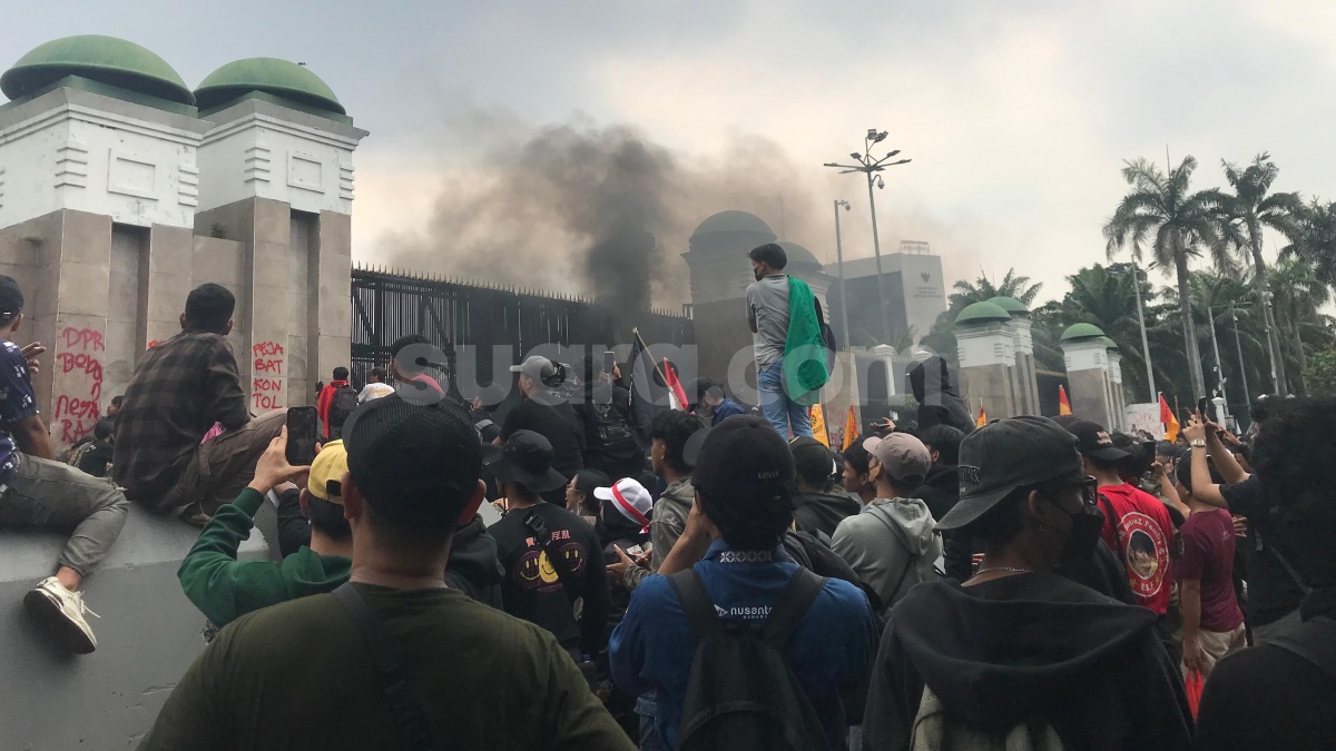 Dinding Gedung DPR Jadi 'Kanvas' Protes Mahasiswa, Pesan Pedas Terukir di Demo 28 Agustus