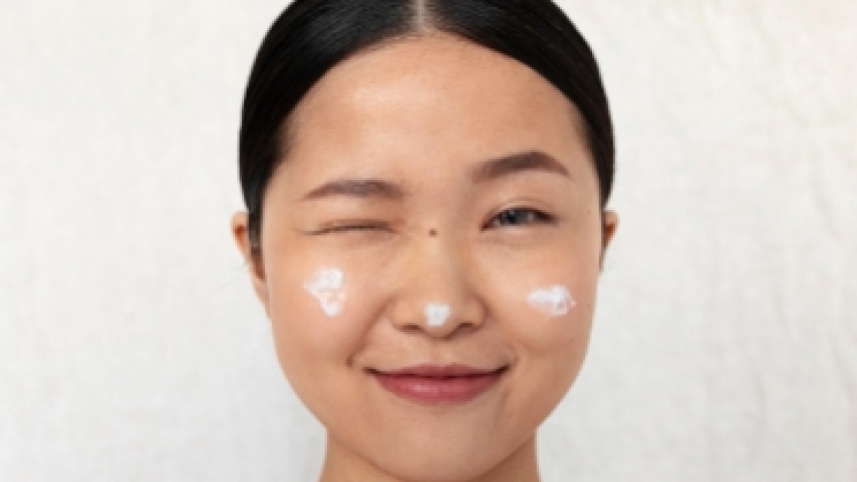 7 Rekomendasi Sunscreen Terbaik di KKV untuk Kulit Kombinasi, Cocok buat Base Makeup