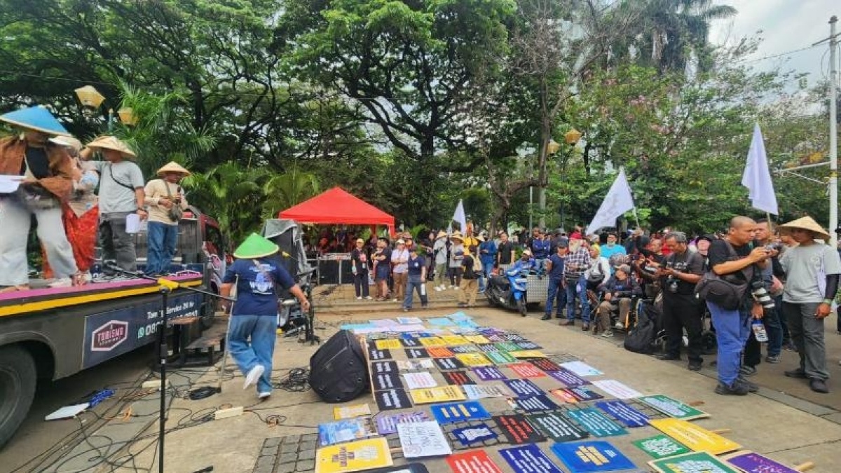 Sebagian Massa Buruh Gelar Aksi di Patung Kuda, Tapi Bukan Tuntut Kenaikan Upah