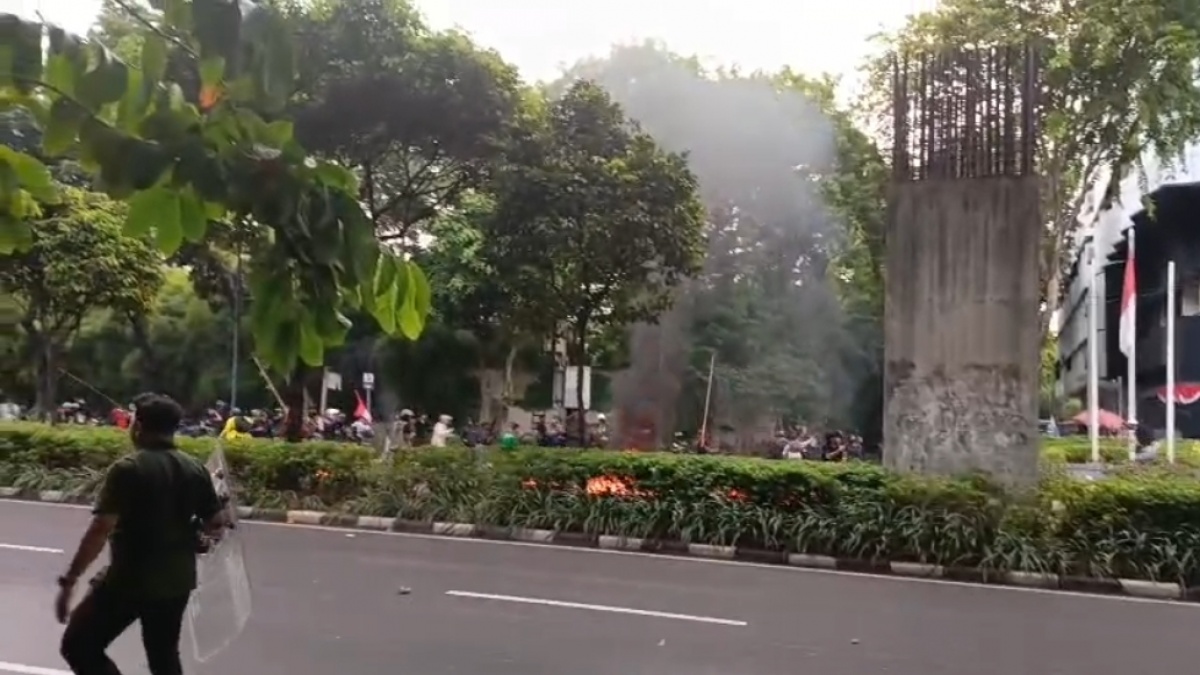 Kericuhan Demo di DPR Meluas ke Jalan Asia Afrika, Molotov Meletus di Tengah Aksi!
