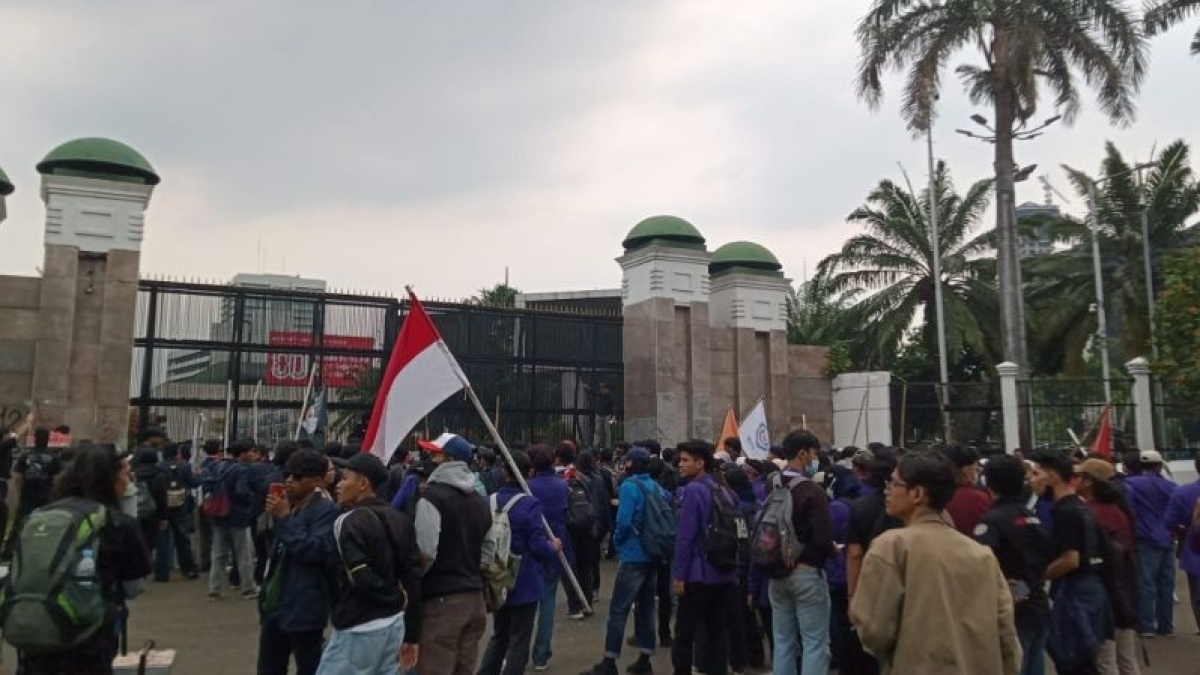 Buruh Bubar Giliran Mahasiswa Geruduk DPR, Panggung Orasi di Senayan Tak Pernah Sepi