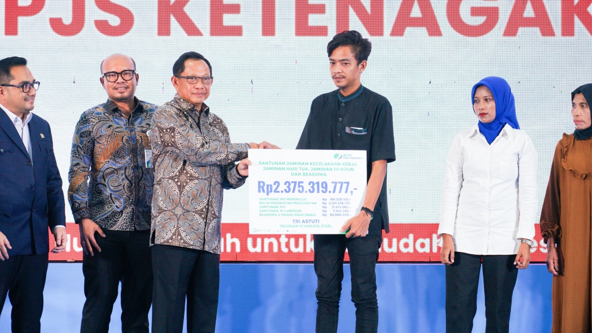 BPJS TK Serahkan Santunan kepada Ahli Waris Peserta di Rakornas Produk Hukum Daerah 2025