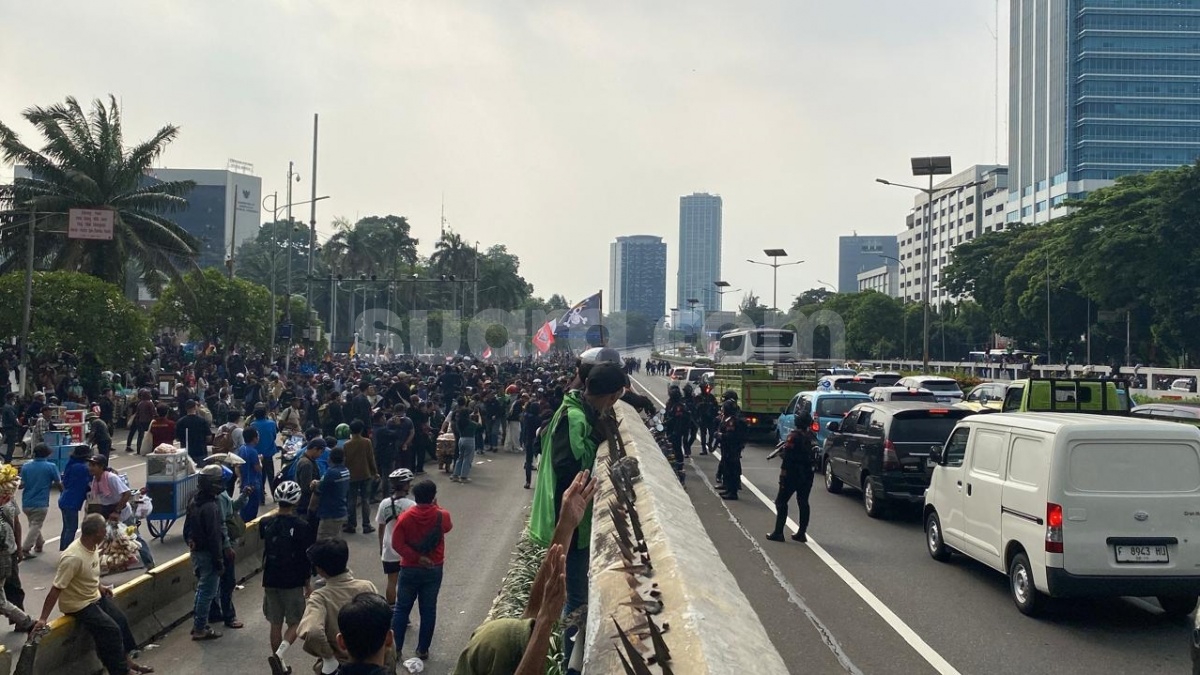 Aksi Nekat Demo Mahasiswa di DPR: Jalan Tol Diblokir, Macet Tak Terhindarkan!