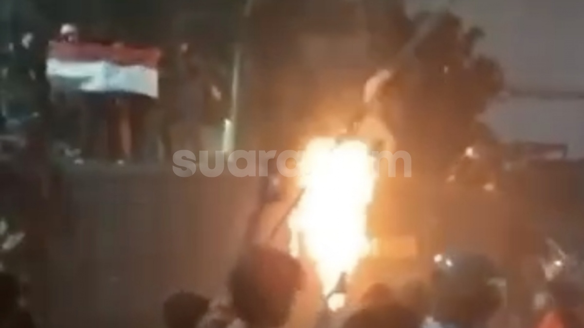 Massa Lempari Mako Brimob Kwitang Pakai Molotov, 'Polisi Pembunuh!'