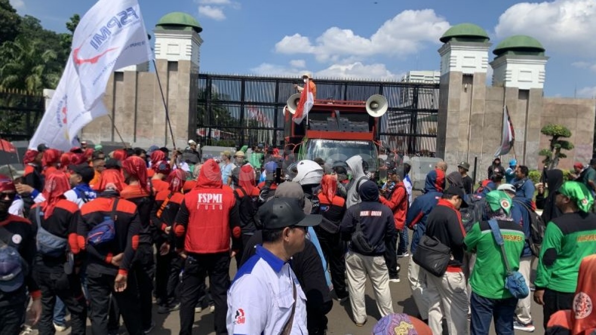 Lautan Buruh Kepung DPR: 5000 Massa Tuntut Perubahan, Ini Tuntutan Mereka!