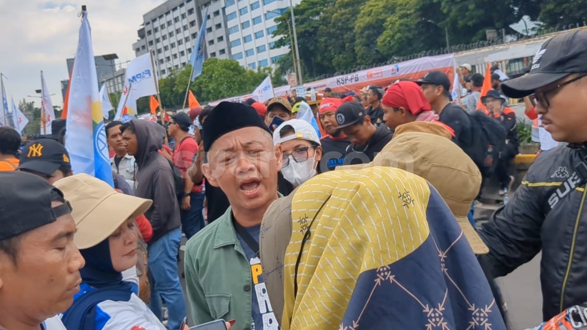 Ikut Demo Lagi, Bang Madun Bagi-Bagi Makanan di Depan Gedung DPR: Ini Amanah!
