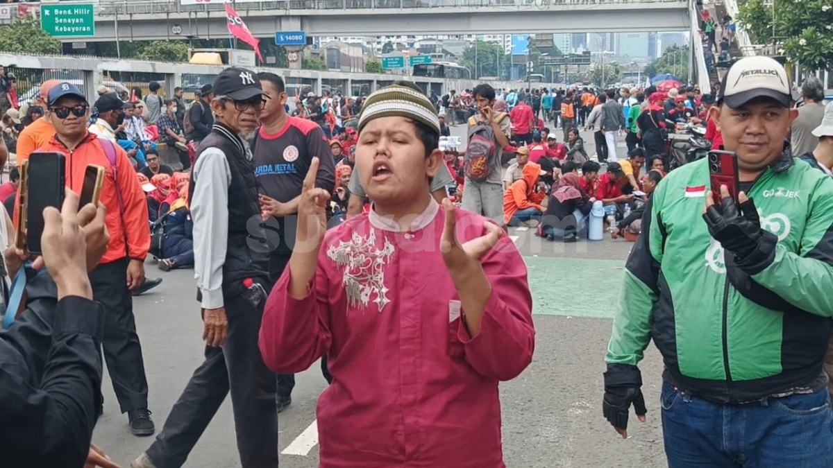 Minta Maaf Sambil Bersimpuh, Komika Hari Otong Bikin Ibunda Badru Menangis!