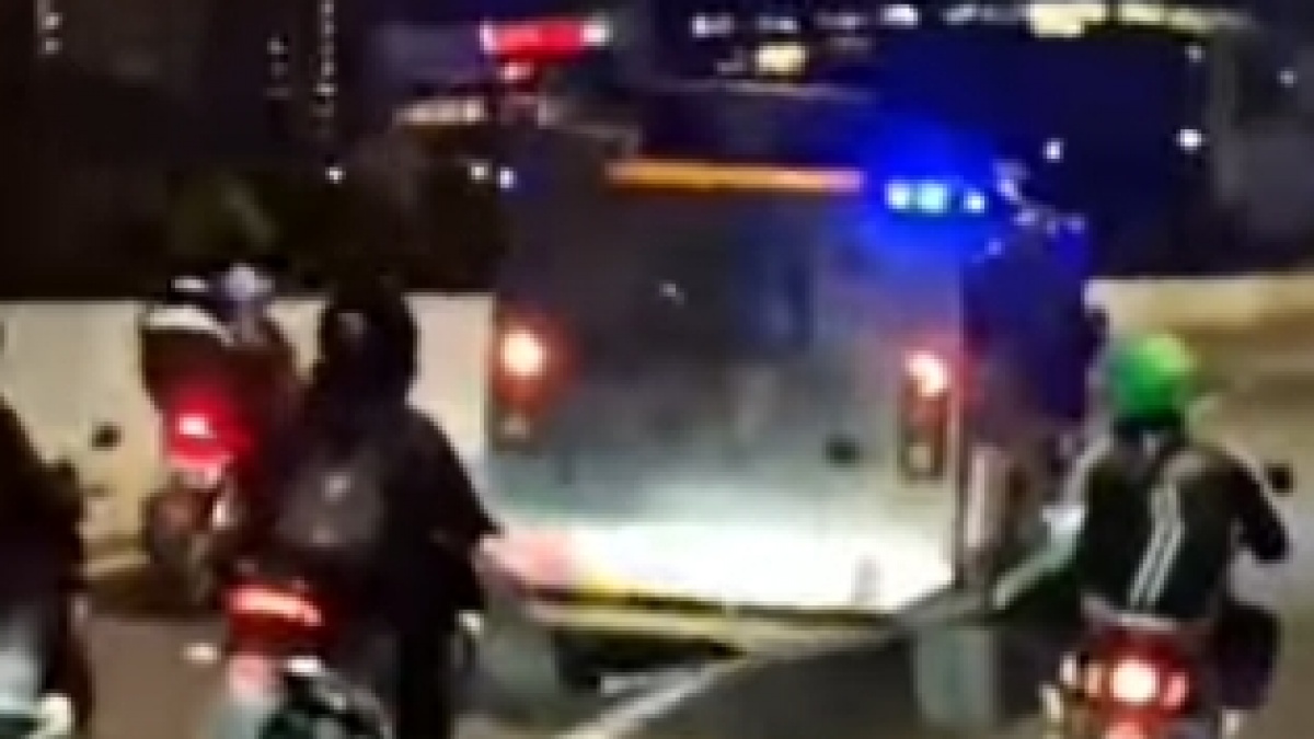 Jejak Pelarian Rantis Brimob Pelindas Ojol: Dikejar Massa Belasan KM, Tabrak Pintu JLNT Casablanca!