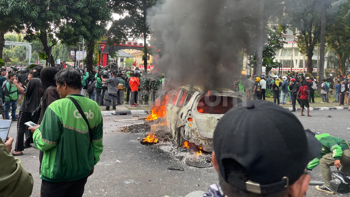 Teriakan Brimob Pembunuh Menggema di Kwitang, Massa Rusak dan Bakar Mobil