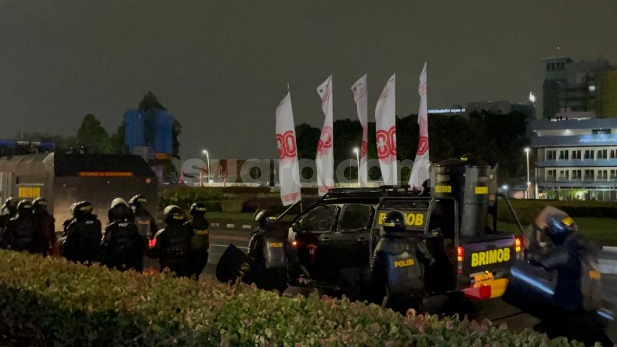 Kericuhan di Kwitang Belum Mereda, Ratusan Anggota Brimob Diteriaki Pembunuh hingga Dilempar Petasan