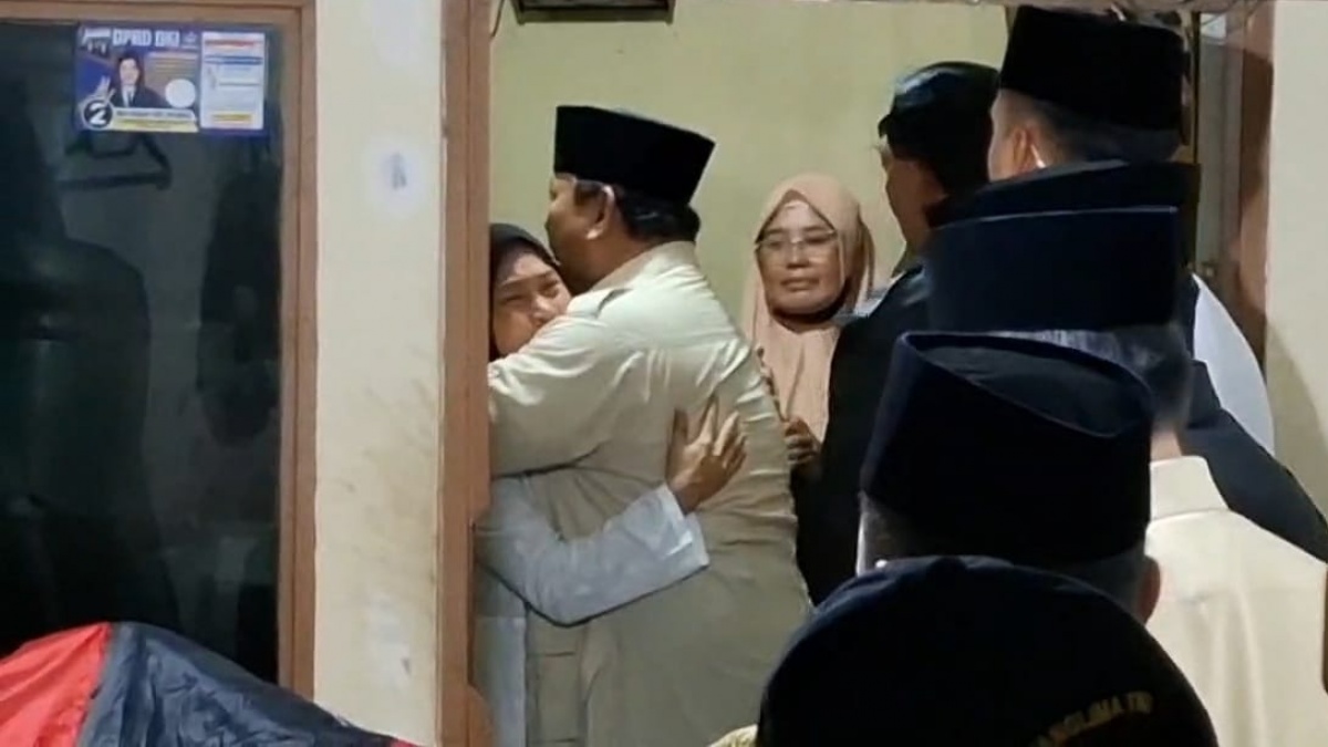 Tangis Pecah! Presiden Prabowo Peluk Ibu Almarhum Affan Kurniawan di Rumah Duka