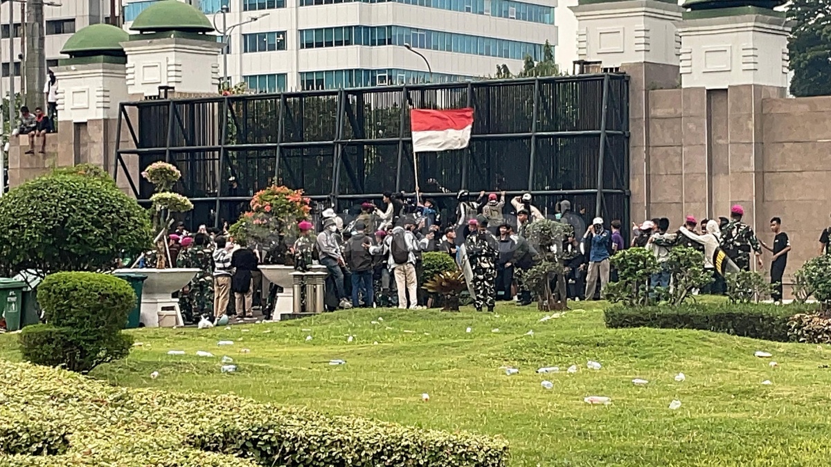 Detik-detik Massa Pendemo 'Jebol' DPR RI: Pekik Revolusi Menggema hingga Merah-Putih Berkibar!