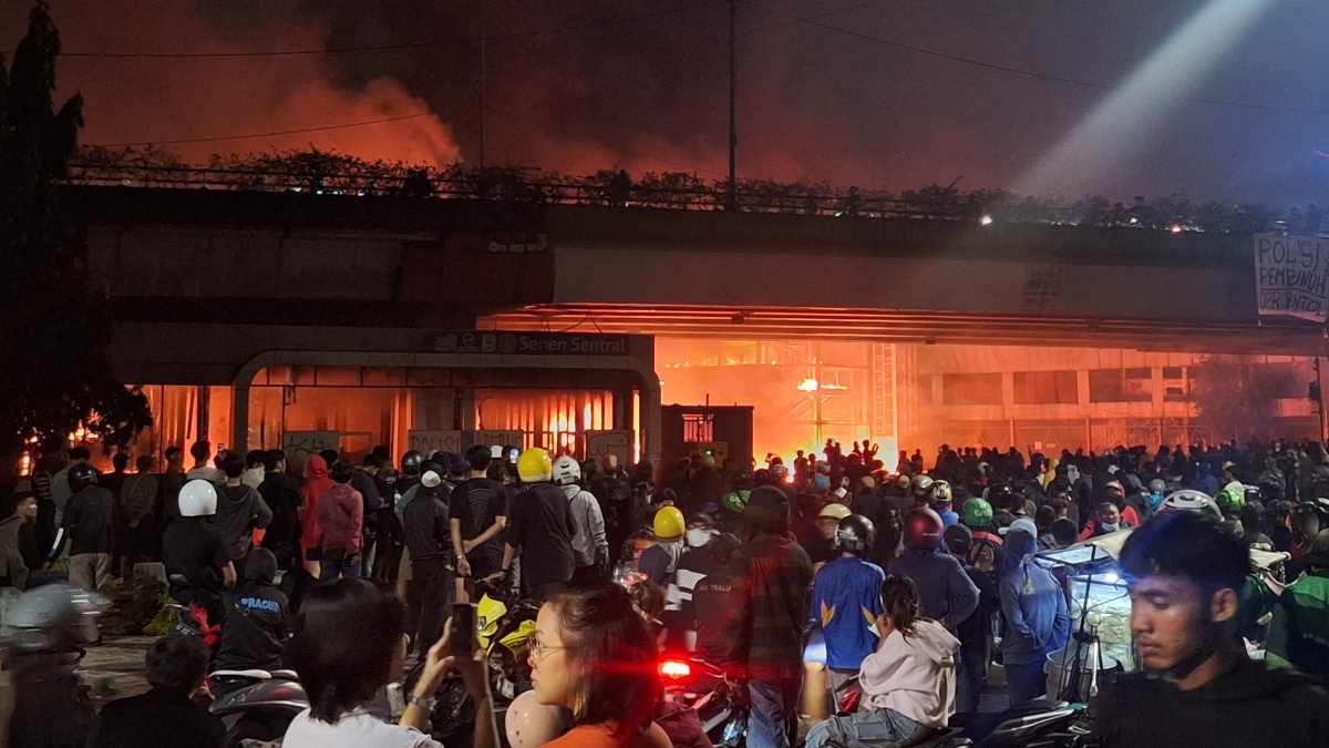 Mencekam! Halte Transjakarta Senen Dibakar Massa, Begini Respon Manajemen
