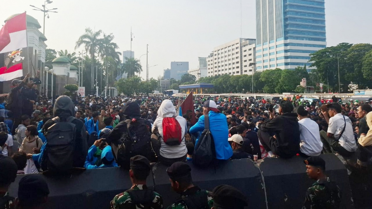 Mahasiswa hingga Ojol Demo di Depan Gedung DPR, Massa: Polisi Harusnya Mengayomi, Bukan Menindas