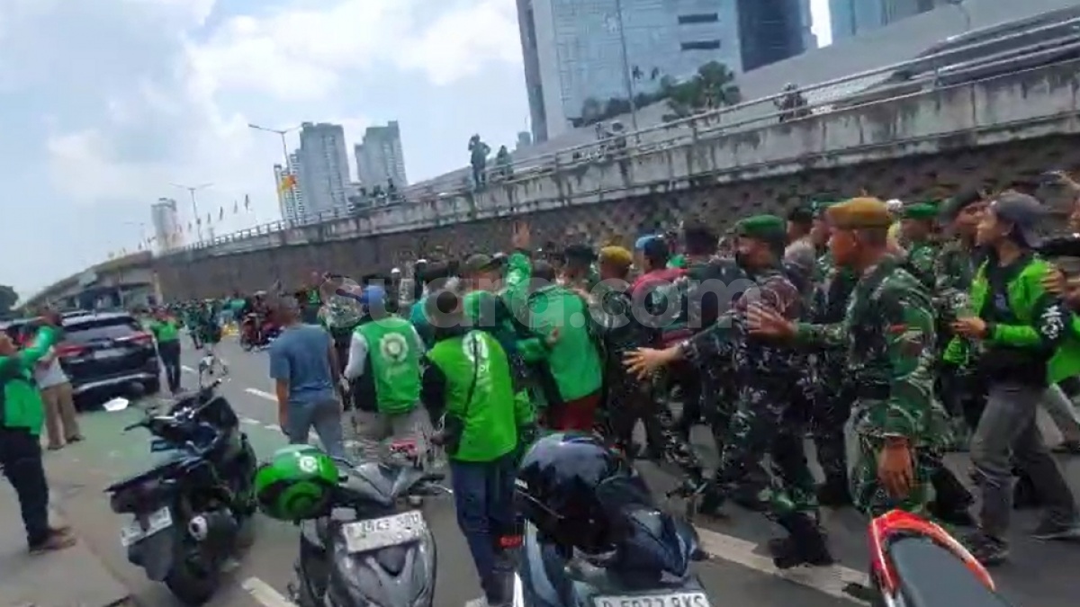 Momen Kapolda Metro Jaya Diteriaki Pembunuh Oleh Massa Ojol