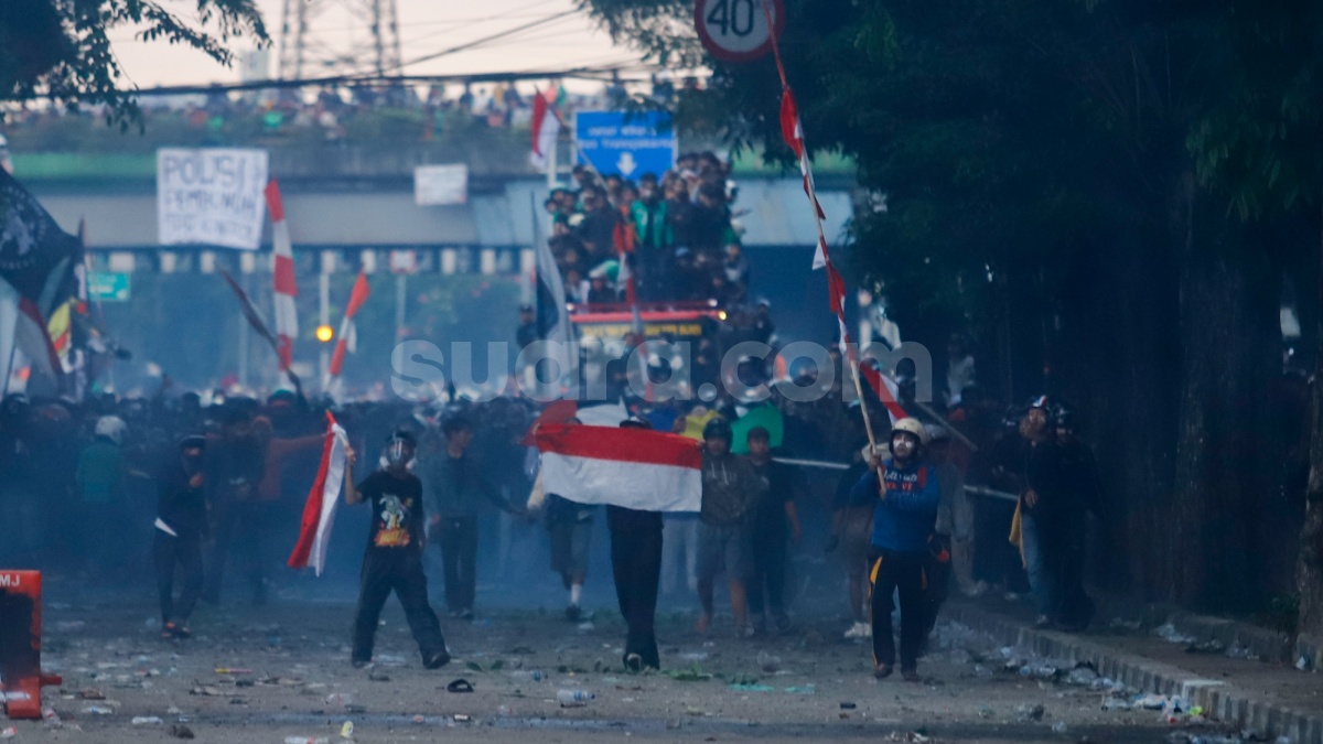 Bentrokan Hari Ketiga: Mako Brimob Kwitang Pagi Ini Masih Membara, Massa Tumpah Ruah Tutup Jalanan!