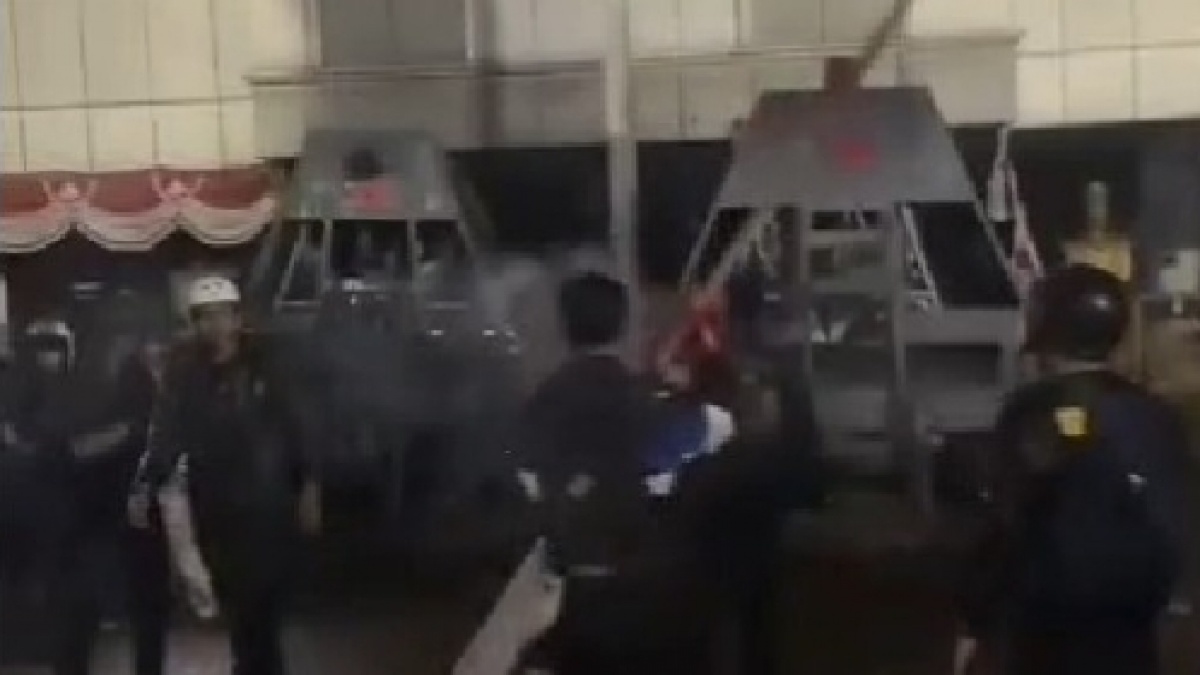 Markas Gegana Polri di Salemba Dijebol Massa! Ada Gudang Senjata