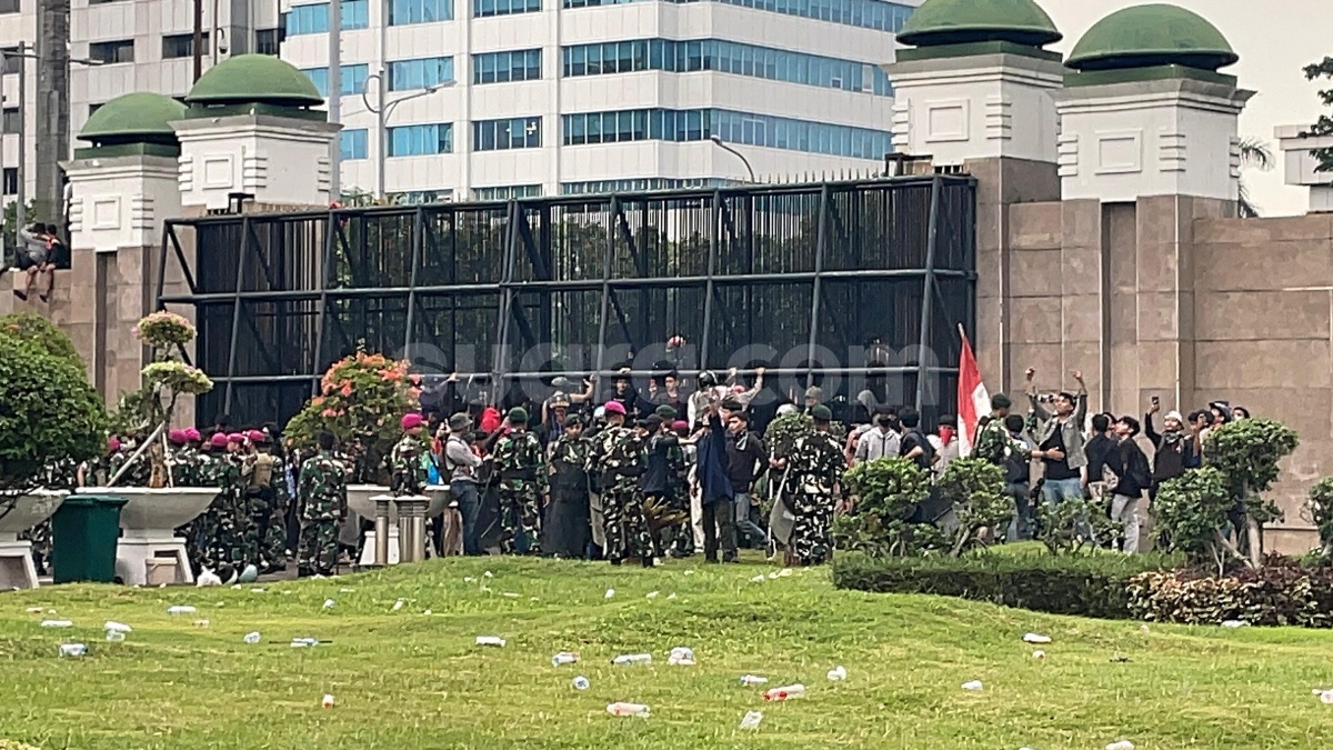 Update Demo di Depan Gedung DPR: Massa Berhasil Masuk 'Jebol' Pagar hingga Lompati Gerbang