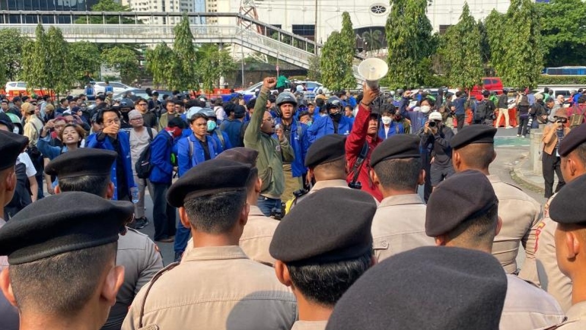 'Polisi Pembunuh!' Teriakan Mahasiswa Guncang Mapolda Metro Jaya Tuntut Keadilan Affan Kurniawan
