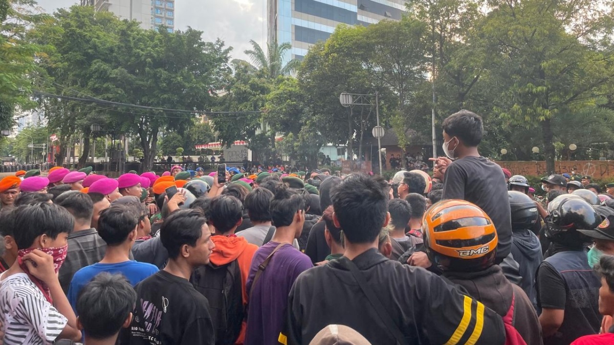 Massa Masih Kepung Mako Brimob, Tawar-menawar dengan TNI di Tengah Suara Ledakan Kembang Api