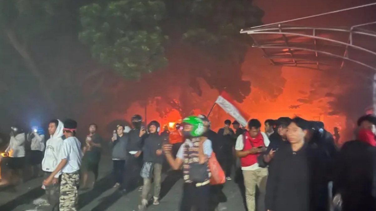 Kediri Jadi Lautan Api! Kantor Bupati, DPRD Hingga Museum Dijarah dan Dibakar