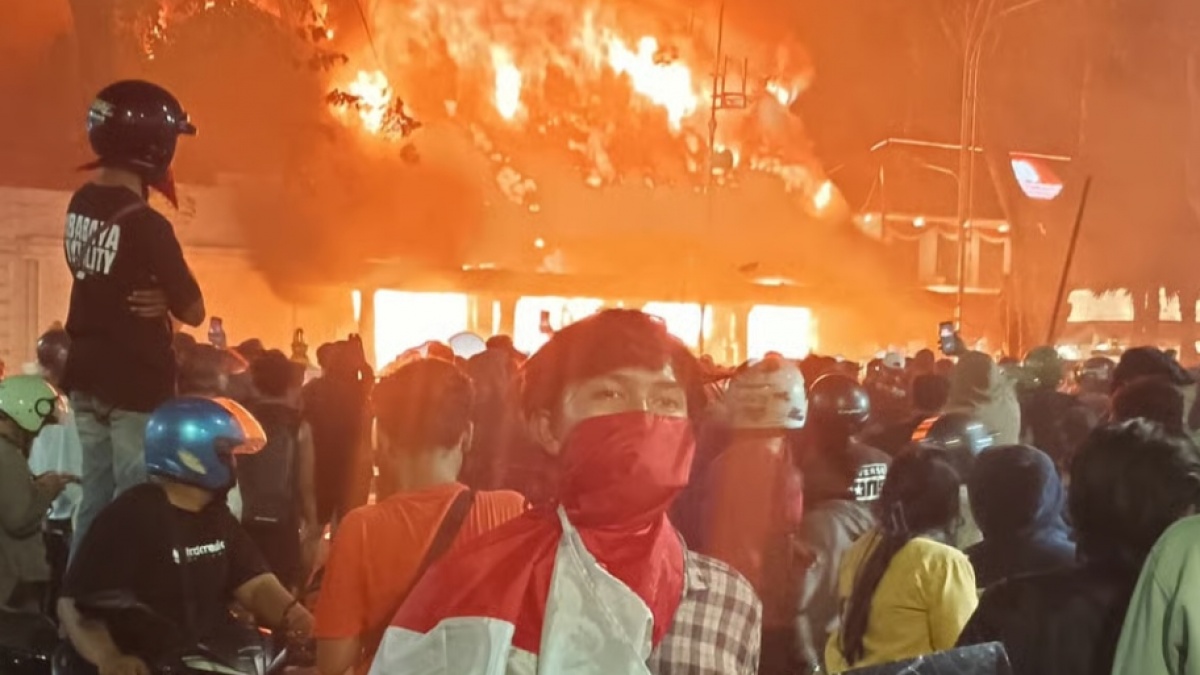 Grahadi Kembali Membara! Dialog dengan Khofifah Gagal, Press Room Ludes Dibakar Massa